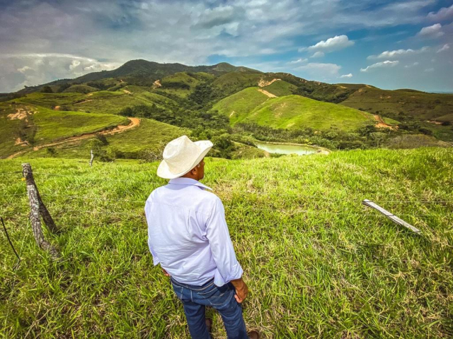 Hombre campesino viendo llanura y montañas de Totoró, Cauca