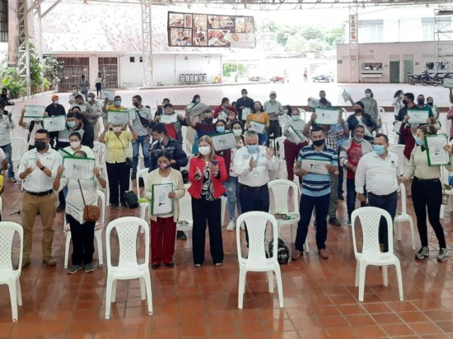 Grupo de personas del Huila mostrando que se beneficiaron con los titulos de propiedad rural