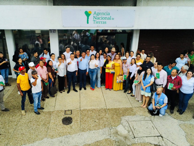 Funcionarios y personas asistentes a la inauguración de una Unidad de Gestión Territorial en Arauca.