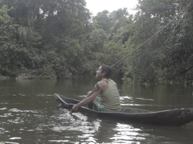 Hombre navegando en el río Amazonas.