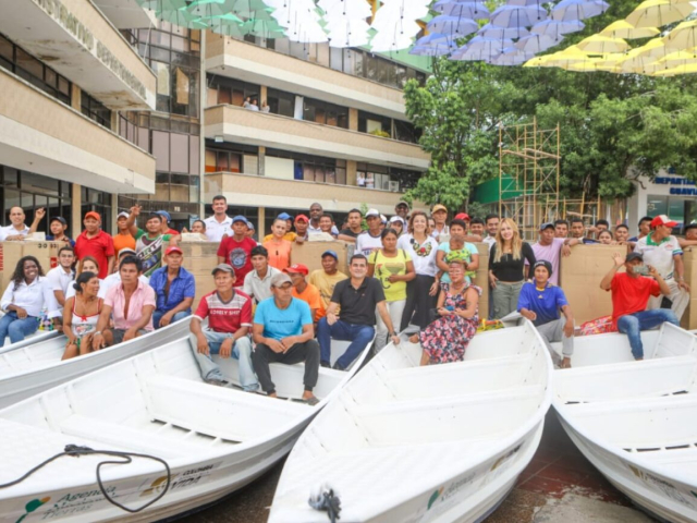 Familias del resguardo Nukak después de recibir sus lanchas para pescar.