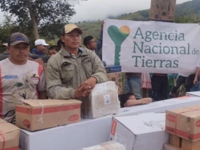 Personas del Resguardo Dai Umadamia recibiendo insumos agrícolas