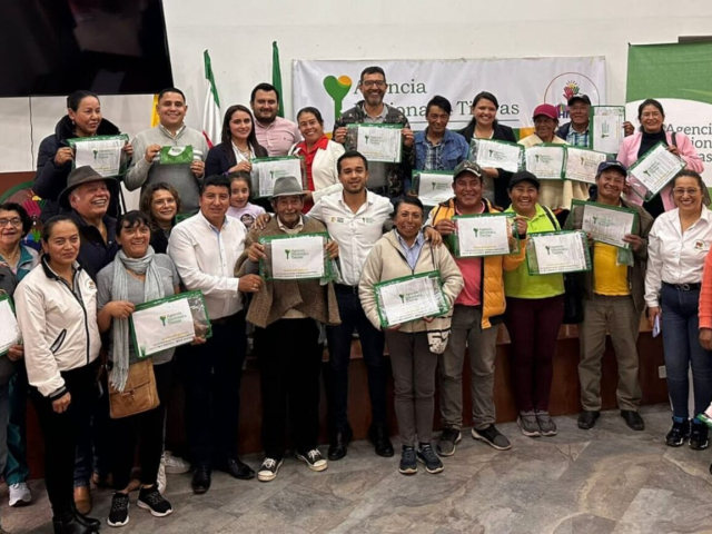 Familias campesinas de Chivatá, Boyacá recibiendo sus títulos de propiedad.