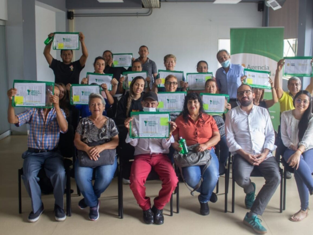 Familias cafeteras de Risaralda celebrando la entrega de sus títulos.
