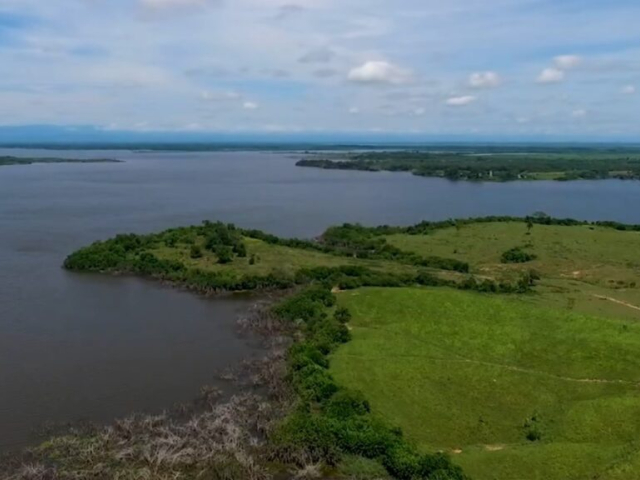 Vista desde arriba de un lago y pasto verde en Santander.