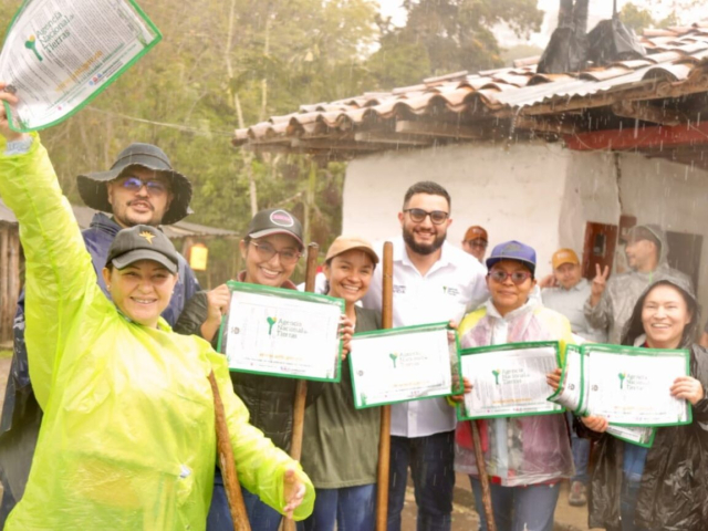 Personas sonriendo después de recibir sus títulos.