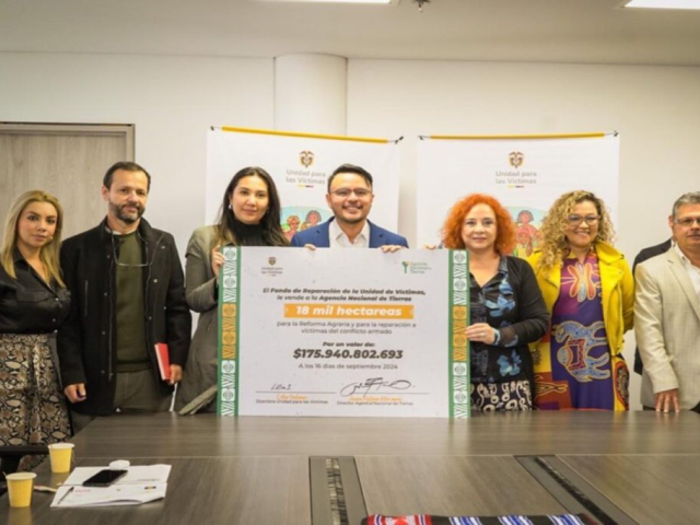 Director de la ANT junto a funcionarios de la unidad de victimas haciendo entrega de tierras.