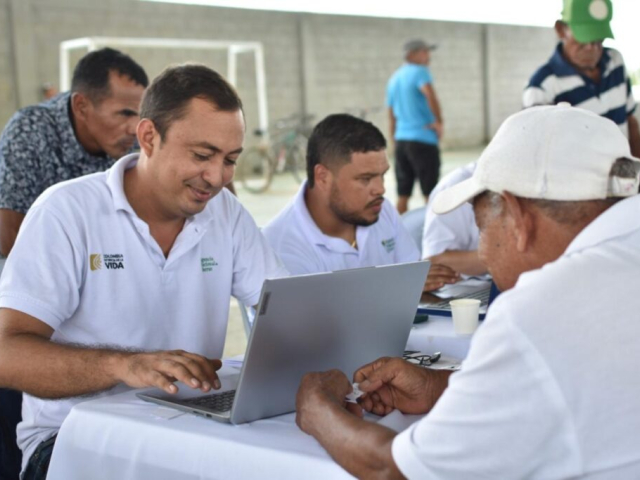 Funcionario de la ANT registrando a un campesino