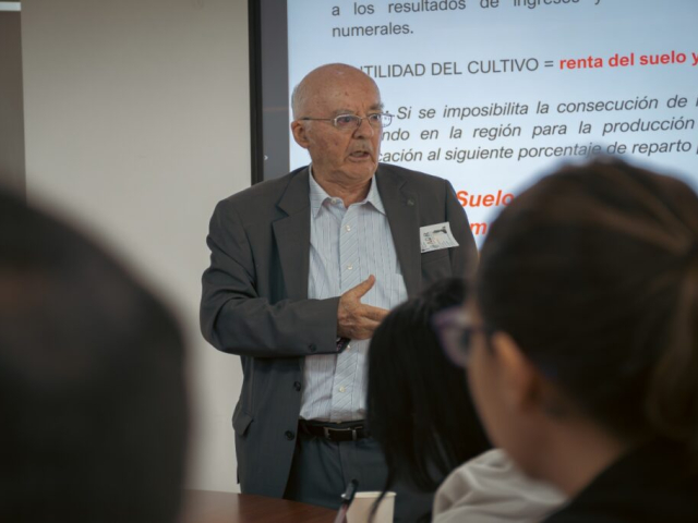 Oscar Ochoa asesor del IGAC comparte su experiencia con funcionarios de la ANT