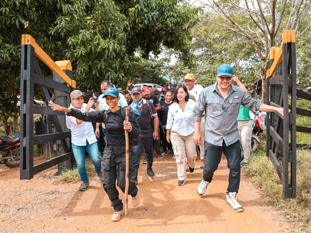 Director y equipo de la ant en predio recuperado