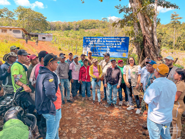 Campesinos reunidos en el predio La Querida