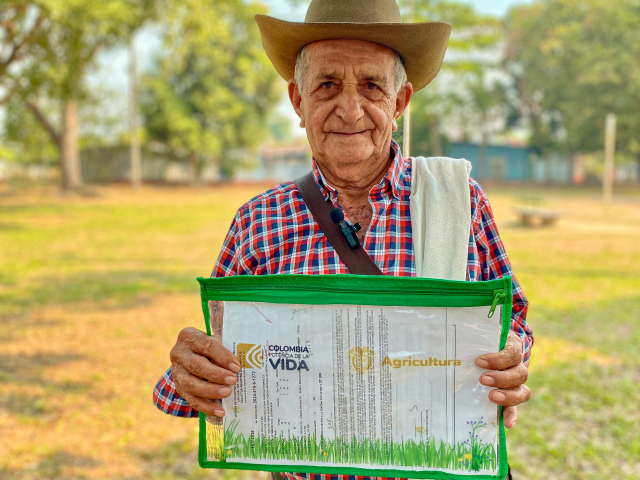 Campesino con titulo de tierra en sus manos