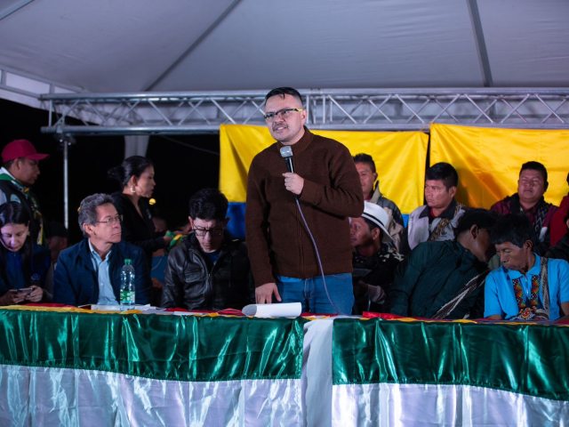 Director ant y representantes del gobierno formalizando acuerdo con lideres de comunidades Embera