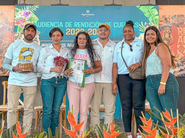 Director ant y ministra de agricultura entregando tierras por el país