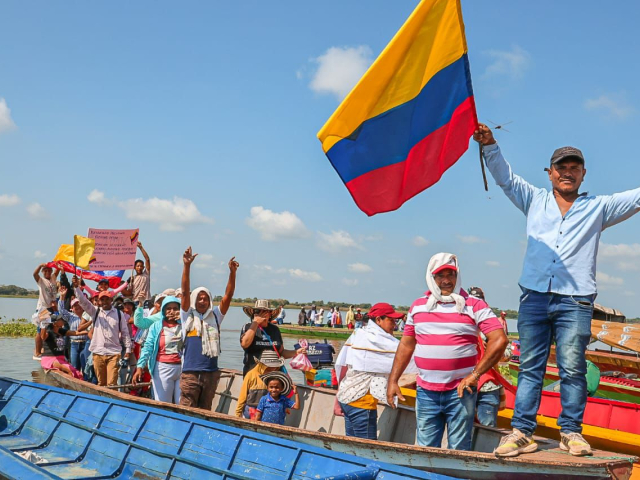 campesinos emocionados sobre barco por recuperación de complejo cenagoso machado de Sucre