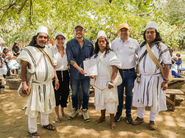 director-ant-junto-a-indigenas-de-la-sierra-nevada-durante-entrega-de-tierras