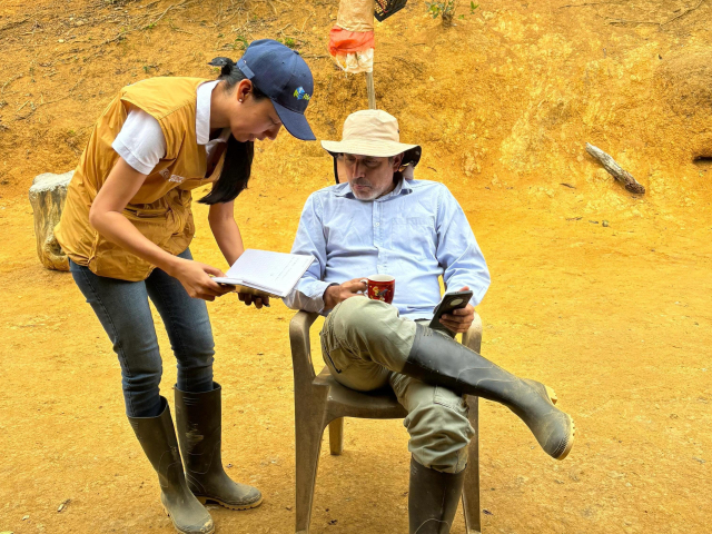 funcionaria-ant-junto-a-campesina-en-formalizacion-de-tierras-plan-catatumbo