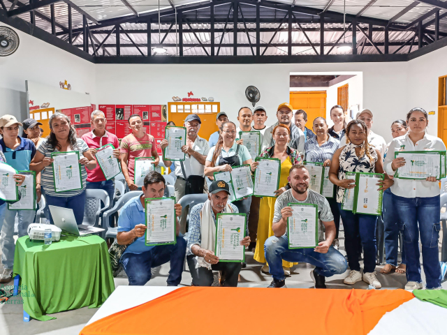 comunidades-de-sardinata-en-formalizacion-de-tierras-con-titulo-en-mano