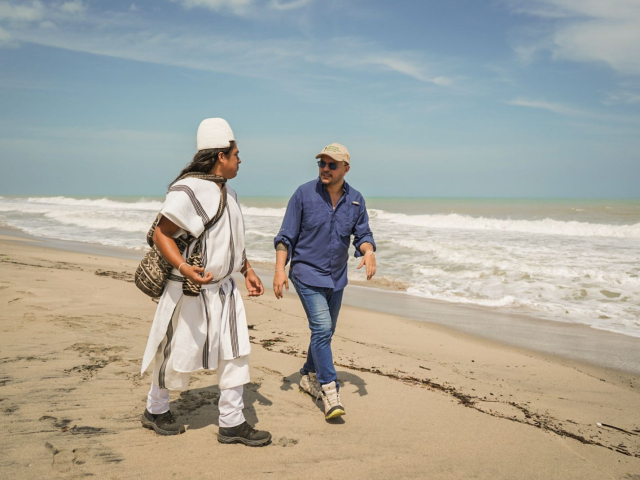 director-ant-junto-a-indigena-arhuaco