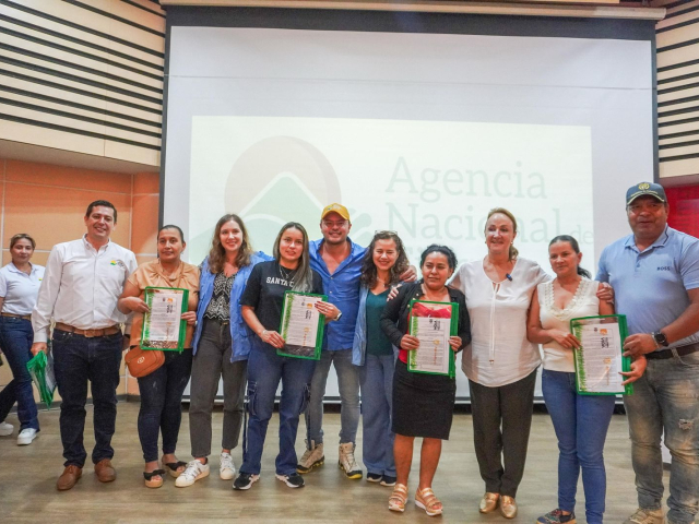 Director de la ANT en titulacion de predios en el día de la mujer