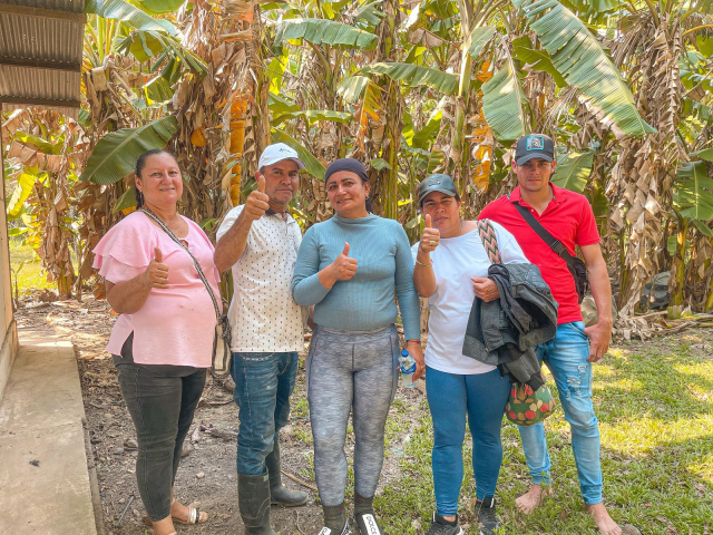 familias-victimas-del-conflicto-reciben-tierras-hacienda-bellacruz