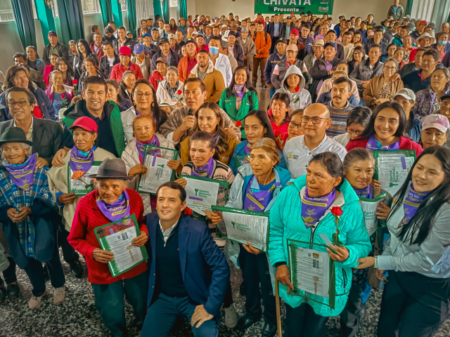 campesinos-de-boyaca-con-titulos-de-tierras-en-mano