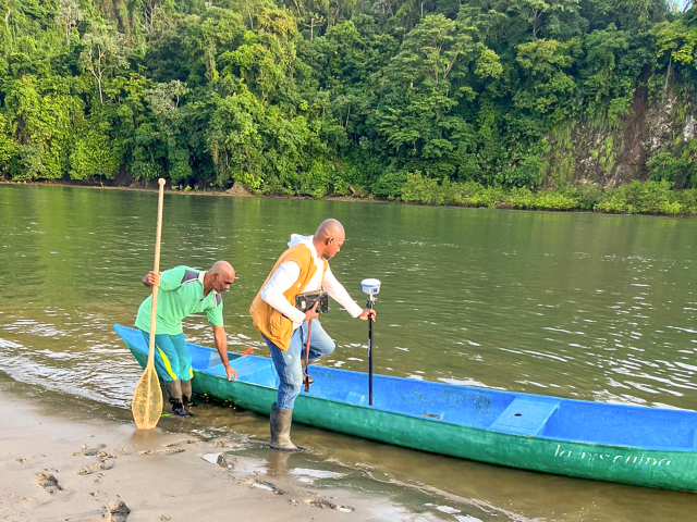 funcionario-ant-montando-a-canoa