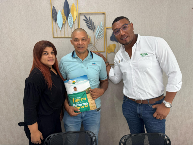 funcionarios-ant-notificando-predio-adjudicado-a-familia-campesina