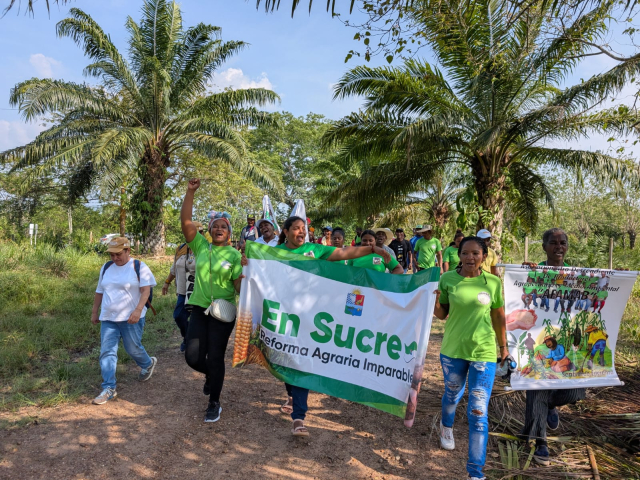 mujeres-de-sucre-reciben-a-ant-con-carteles-y-arengas