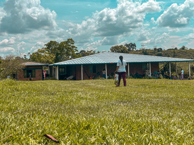 paisaje-con-casa-y-campesinos