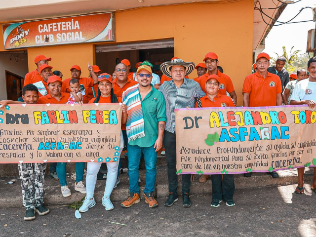 un-grupo-de-personas-que-sostienen-letreros-fuera-de-un-edificio-junto-a-director-ant