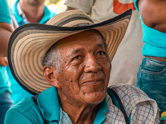 anciano-campesino-sonriendo