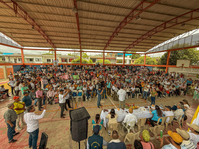 campesinos-de-cimitarra-y-funcionarios-ant-reunidos-en-evento