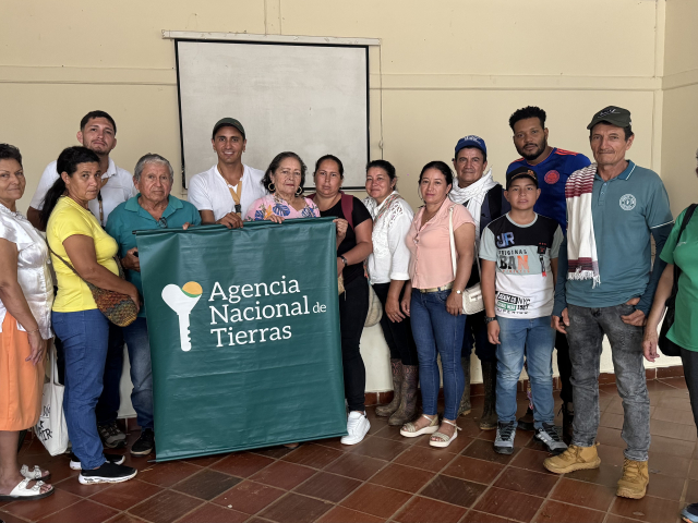 campesinos-junto-a-funcionario-ant-y-pancarta-con-logo-ant