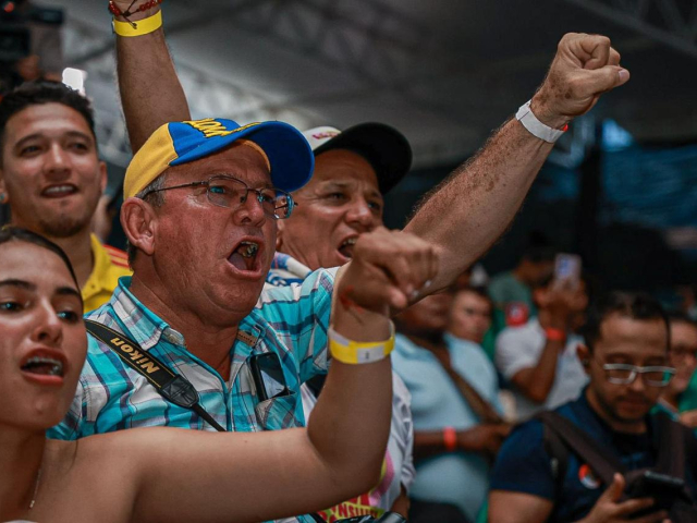 ciudadanos-y-campesinos-y-gritando-arengas