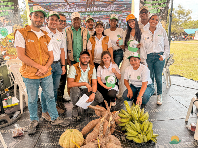 un-grupo-de-personas-posando-para-una-foto-con-platanos-alrededor