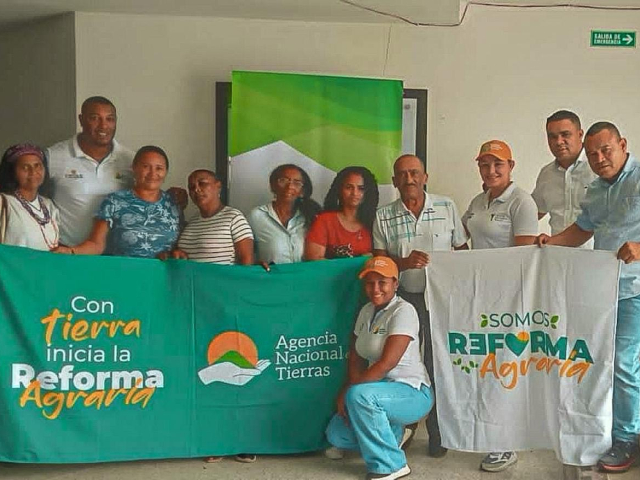 un-grupo-de-personas-que-sostienen-una-pancarta-que-dice-reforma-agraria