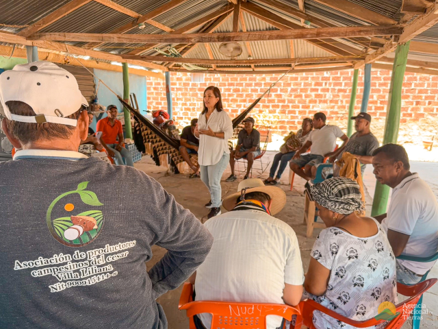 un-grupo-de-personas-sentadas-alrededor-de-una-mesa-en-una-cabana