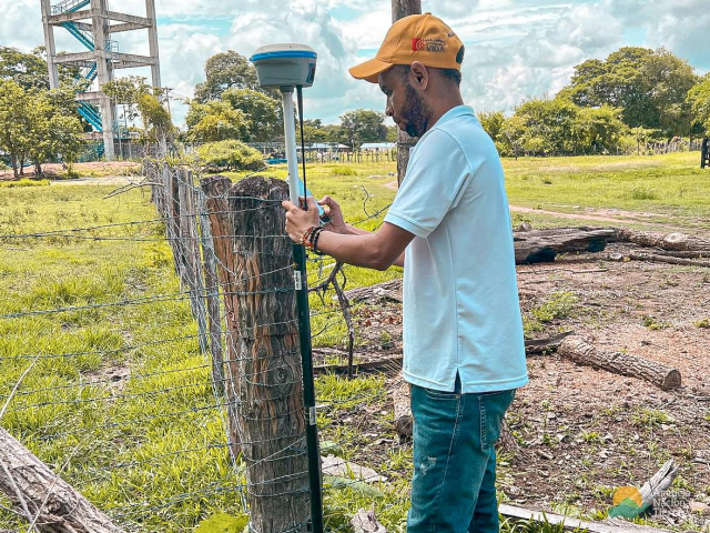 un-hombre-esta-usando-un-poste-de-la-cerca-para-medir-la-distancia