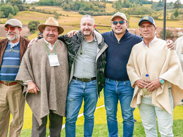 un-grupo-de-hombres-posando-para-una-foto-en-un-campo-junto-a-director-ant