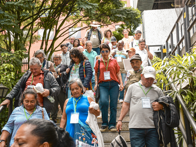 un-grupo-de-personas-caminando-por-un-juego-de-escaleras