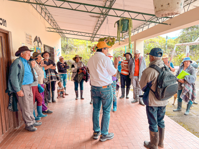 un-grupo-de-personas-parados-en-un-pasillo