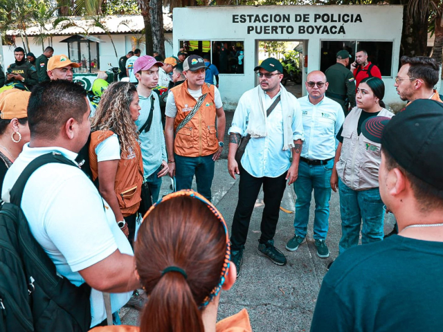 un-grupo-de-personas-parados-frente-a-un-edificio