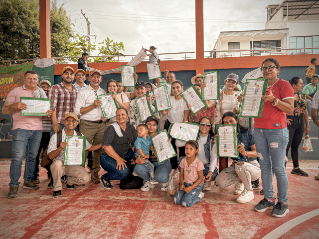 un-grupo-de-personas-que-mantienen-certificados