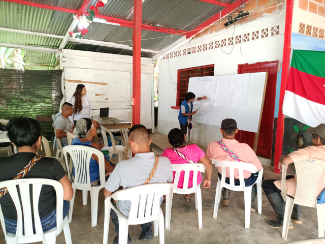 un-grupo-de-personas-sentadas-en-sillas-en-un-salon