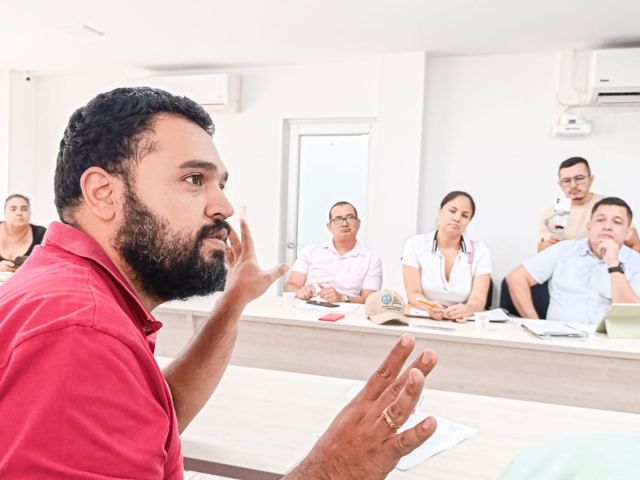 un-hombre-esta-hablando-con-un-grupo-de-personas-en-un-aula