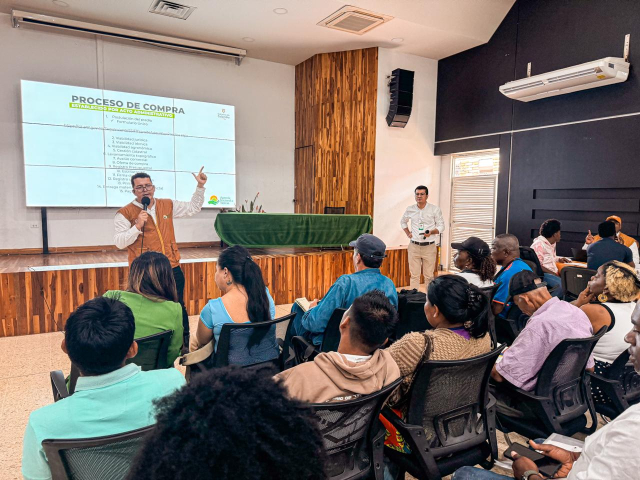 un-hombre-que-da-una-presentacin-a-un-grupo-de-personas