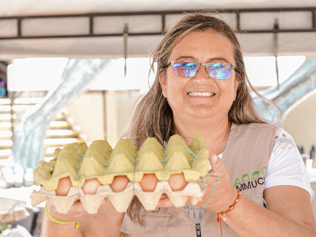 una-mujer-sosteniendo-una-bandeja-de-huevos