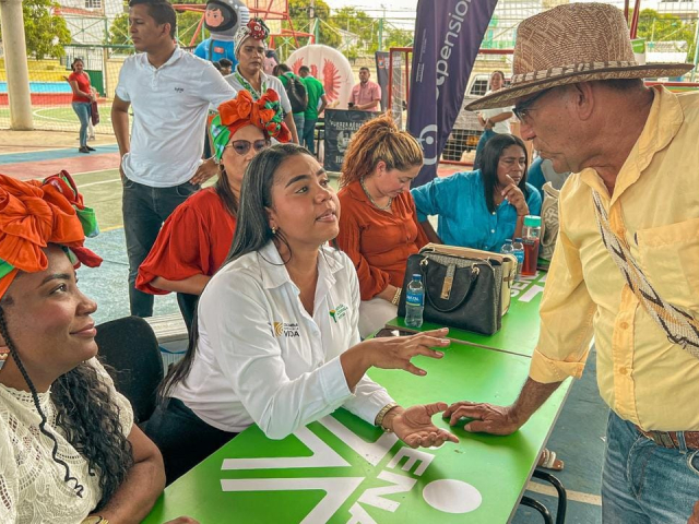 Campesino-siendo-atendidos-por-funcionaria-ant