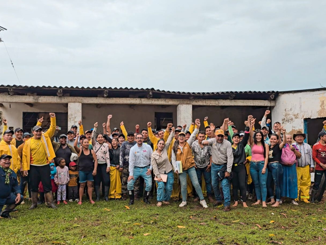 un-grupo-de-personas-en-chaquetas-amarillas-paradas-frente-a-un-edificio